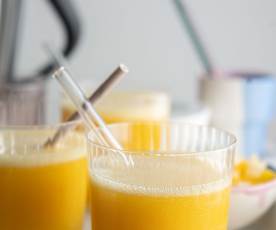 Bebida de mango, durazno y piña