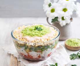 Warstwowa sałatka śledziowa z groszkiem i papryką