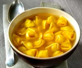 Tortellini de carne en caldo