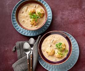 Pilzcremesuppe mit Schinken-Semmelknödeln