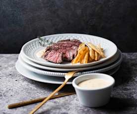 Rosa gebratene Rindersteaks mit Sauce Béarnaise