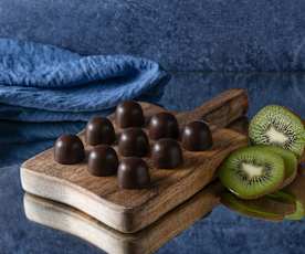 Bombones de chocolate con kiwi y mezcal