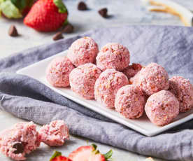 Bolitas de avena con fresas y coco