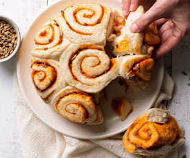 Steamed tomato pesto pull apart bread