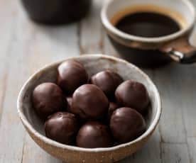 Schokolade-Erdnussbutter-Proteinkugeln 