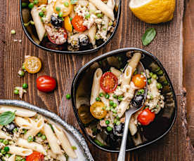 Insalata di pasta fredda con trota e verdure