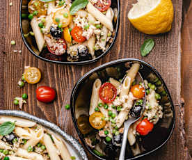 Alabalık ve Sebzeli Makarna Salatası