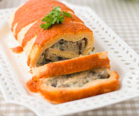 Torta de atum e cogumelos com molho de tomate