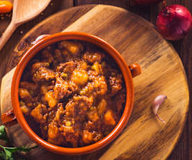 Spezzatino di manzo con piselli e patate