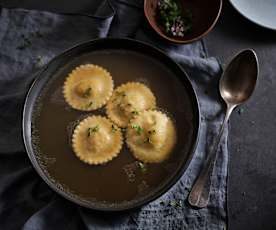 Caldo de borrego com ravioli de abóbora assada e tomilho