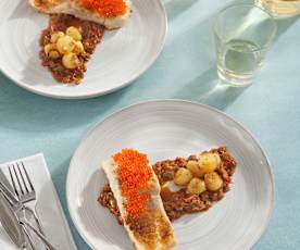 Perca gratinada en cama de verduras con huevas de trucha para dos