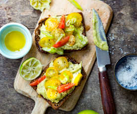 Avocado toasts, citron et tomates