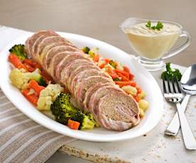 Rollo de carne y queso con verduras y salsa de champiñones