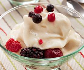 Copa helada de pera y plátano con frutos rojos