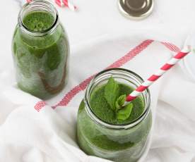 Smoothie agli spinaci ed erba di grano