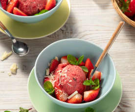 Erdbeer-Stracciatella-Eis