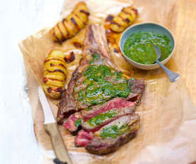 Côte de bœuf, sauce chimichurri, pommes en éventail