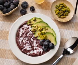 Smoothie bowl de aguacate con arándanos