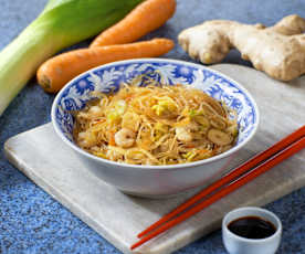 Spaghetti di soia con verdure e gamberi