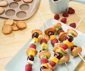Brochetas de frutas con minigofres crujientes