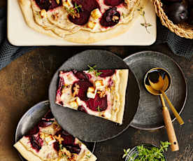 Flammkuchen mit Roter Bete und Pflaumen