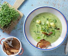 Erdäpfel-Lauch-Suppe mit Brotchips