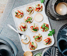 Minitartelettes fines au concombre et poivron