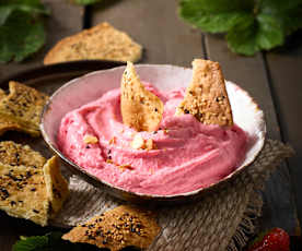 Geeister Erdbeer-Dip mit Sesam-Crackern