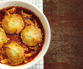 Guisado de frango com scones de milho