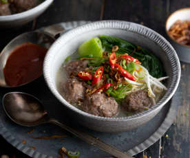 Soupe indonésienne de nouilles aux boulettes de viande (Mie Bakso)