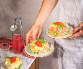 Ensalada de patata con salmón y aguacate