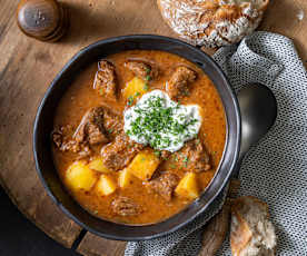 Gulaschsuppe (mit Messerabdeckung)