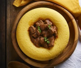 Ciambella di polenta con spezzatino a Cottura Lenta