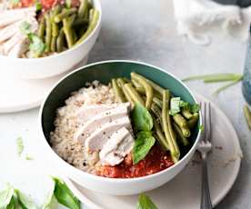 Bol fitness avec riz complet, haricots verts, poulet et sauce tomate