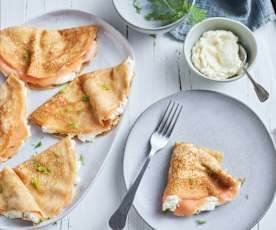 Crêpes mit Lachs-Frischkäse-Füllung