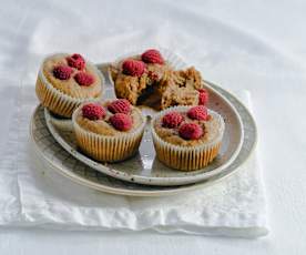 Dattel-Bananen-Muffins mit Himbeeren