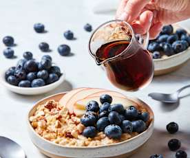 Gruau à l'érable avec pommes et bleuets