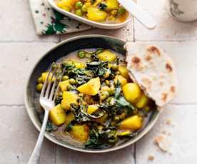 Curry di patate, spinaci e piselli con pane chapati