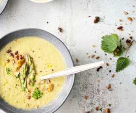 Brennnessel-Gemüsesuppe mit Gewürz-Croûtons