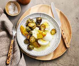 Gebackener Rosenkohl mit Kartoffelecken, Eiern und Senfsauce