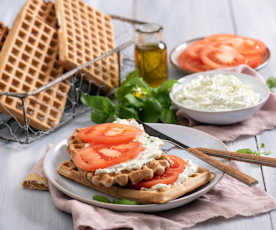 Gofry na mące owsianej z bazyliowym twarożkiem