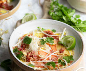 Ensalada fría de fideos con mango y papaya