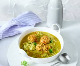 Scharfe Spitzkohl-Curry-Suppe mit Geflügelhackbällchen