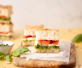 Focaccia con pesto de albahaca, mozzarella y tomate fresco