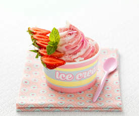 Glace au yaourt marbrée à la fraise