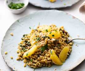 Insalata di orzo con arance e mandorle