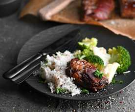 Costillas dulces marinadas en té negro con vegetales al vapor y arroz