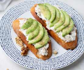 Tostadas con aguacate y crema de queso fresco con nueces