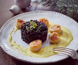 Jakobsmuscheln mit schwarzem Reis und Safran-Sahnesauce