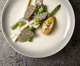 Chřest na páře s hnědým máslem a makovou oplatkou